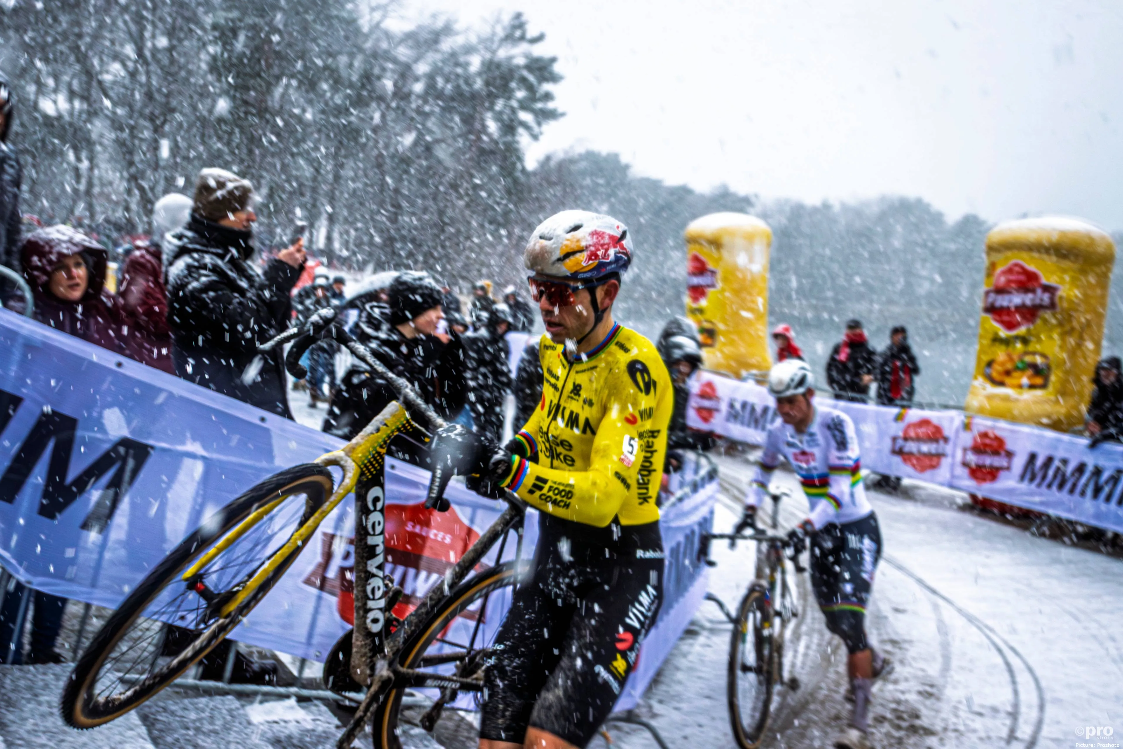 Wout van Aert en Mathieu van der Poel lopen met hun fiets bij de Exact Cross Mol 2026