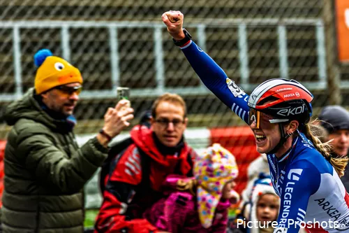 Amandine Fouquenet levanta el brazo para celebrar una victoria en una carrera de ciclocross
