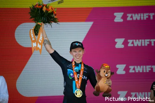 Lorena Wiebes, recogiendo un premio en el podio