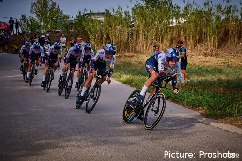 Red Bull BORA, durante la crono por equipos de la Vuelta a España 2025