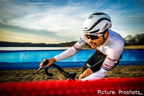 Cameron Mason compite en la arena con una bicicleta de ciclocross