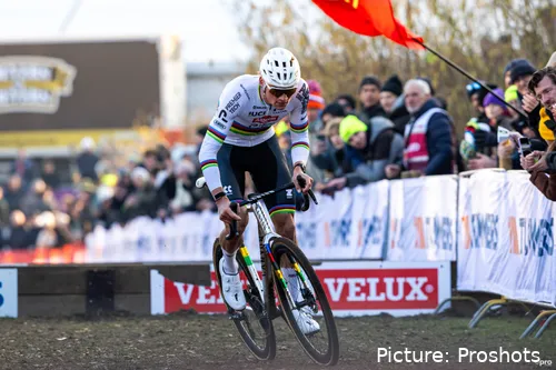 Mathieu van der Poel, en acción durante una carrera de ciclocross