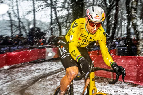 Wout van Aert compite bajo la nieve en la Exact Cross Mol 2026