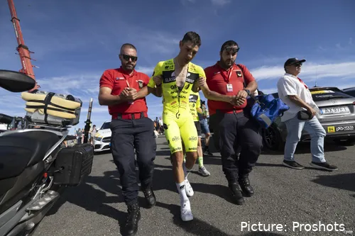 Mauricio Moreira amparado pelos bombeiros após a chegada ao Alto da Torre na Volta a Portugal, aqui com as cores da Glassdrive