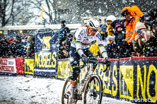 Mathieu van der Poel isolado na liderança da Exact Cross Mol 2026
