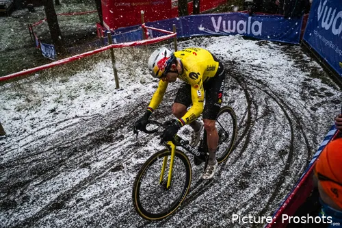 Wout van Aert da Visma numa curva com neve na Exact Cross Mol