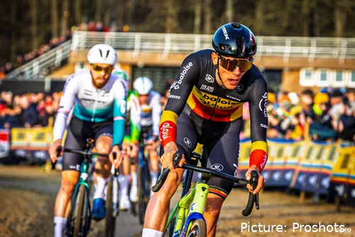 Thibau Nys im Sand während der Cross-Saison 2025–2026