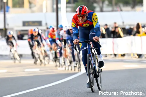 Jonathan Milan jubelt nach seinem Sieg auf der Schlussetappe der Tirreno–Adriatico 2026 in San Benedetto del Tronto - trotz Sturzchaos im Finale setzte sich der LIDL-Trek-Sprinter im Massensprint durch