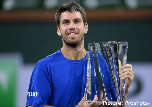 Cameron Norrie con su trofeo de ganador de Indian Wells tras su victoria en tres sets contra Nikoloz Basilashvili