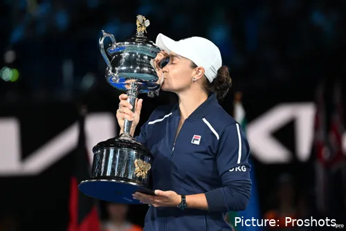 Ashleigh Barty con su trofeo del Open de Australia
