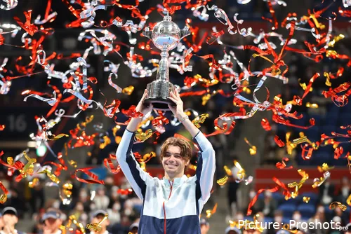 Bild Taylor Fritz bei Siegerehrung, Pokal stemmend von Flitterkram umgeben&amp;lt;br&amp;gt;
