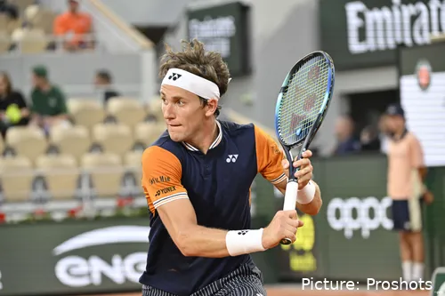 Bild Casper Ruud kurz vor Rückhandschlag, Blick zum Ball&amp;lt;br&amp;gt;