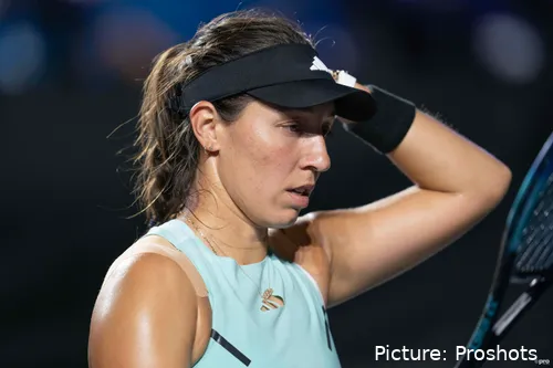 Nahaufnahme Jessica Pegula, die Bespannung ihres Schlägers musternd<br>