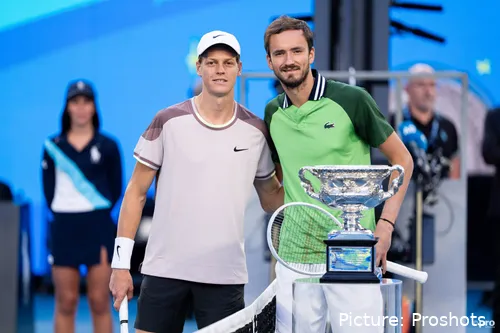 Daniil Medvedev y Jannik Sinner en la final del Open de Australia 2024.