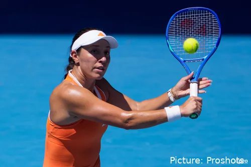 Jessica Pegula returns ball.