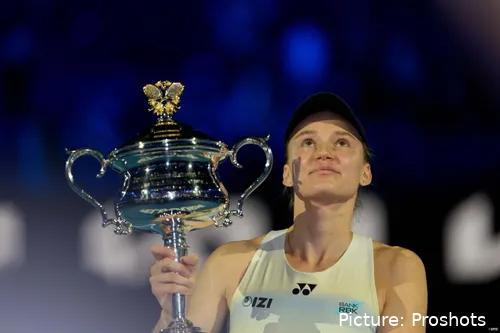 Elena Rybakina con el trofeo del Abierto de Australia