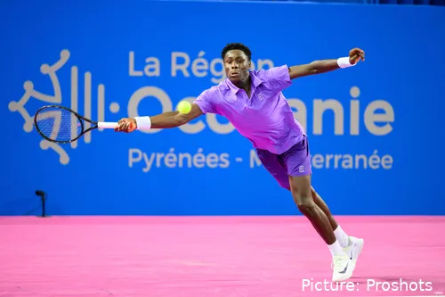 Moise Kouame en máxima extensión