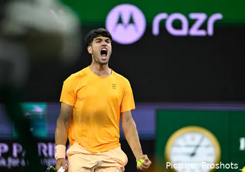 carlos alcaraz celebra con un rugido en el bnp paribas open de indian wells 2026