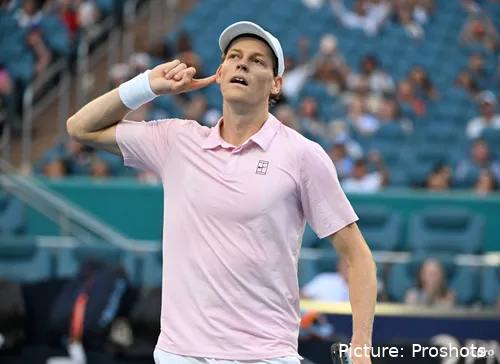 Jannik Sinner feiert Sieg und erreicht Finale der Miami Open 2026