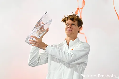 Jannik Sinner mit seiner Miami-Open-Trophäe nach dem Finalsieg 2026