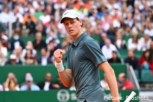 Jannik Sinner jubelt während seines Erstrundenmatches beim Monte-Carlo Masters 2026