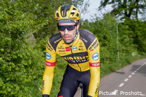 Tom Dumoulin aan het fietsen