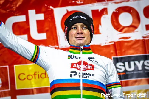 Mathieu van der Poel op het podium na winst in de Exact Cross Mol 2026