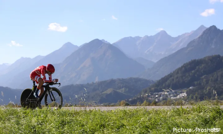 Cecilie Uttrup Ludwig montando en paisajes