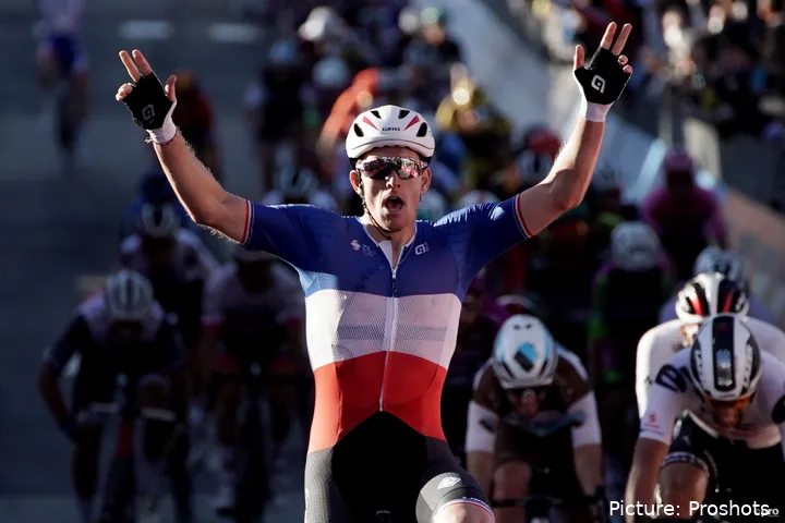 Arnaud Démare, celebrando una victoria con el maillot de campeón de Francia