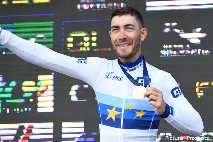 Giacomo Nizzolo con el maillot de campeón de Europa
