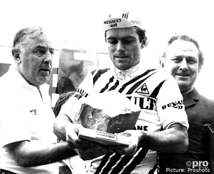 Bernard Hinault, celebrando el trofeo de ganador de la París-Roubaix en 1981