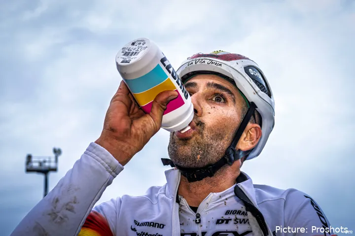 Felipe Orts, bebiendo agua tras una prueba de ciclocross