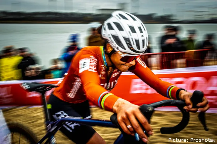 Ceylin del Carmen Alvarado, en plena acción corriendo y empujando la bicicleta.