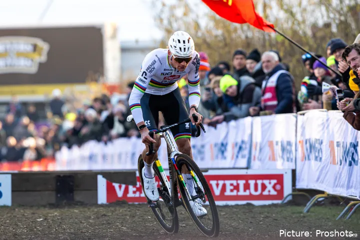 Mathieu van der Poel, en acción durante una carrera de ciclocross