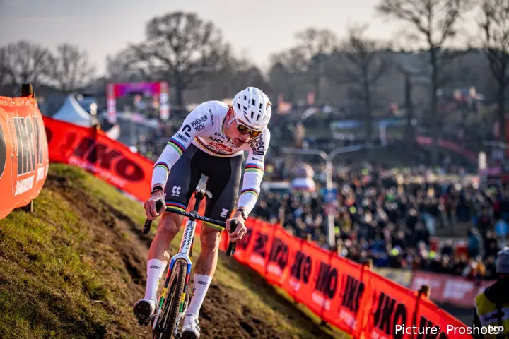 Mathieu van der Poel, en plena acción con el maillot de campeón del mundo de ciclocross