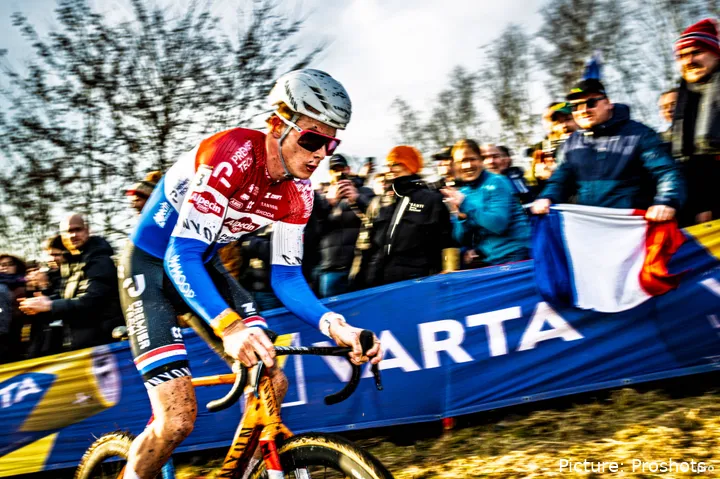 Tibor del Grosso, en acción con su maillot de campeón nacional neerlandés