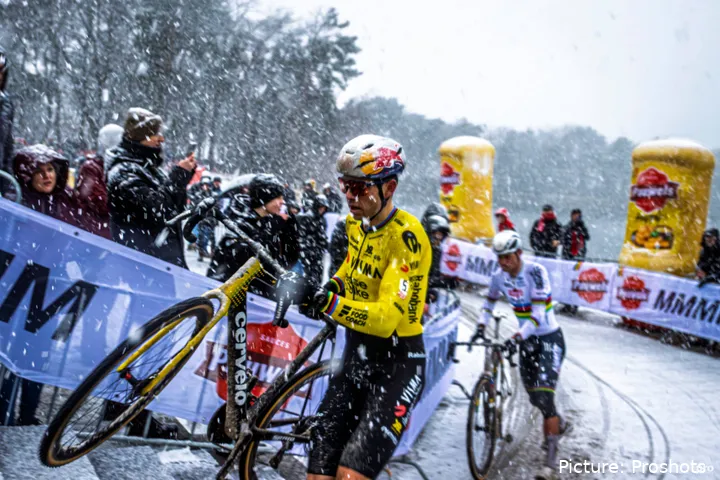 Wout van Aert y Mathieu van der Poel corren con la bici al hombro en la Exact Cross Mol 2026