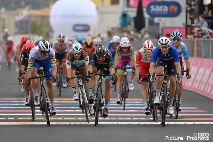 Sagan, Démare y Ballerini, disputando el esprint en la etapa 4 del Giro 2020