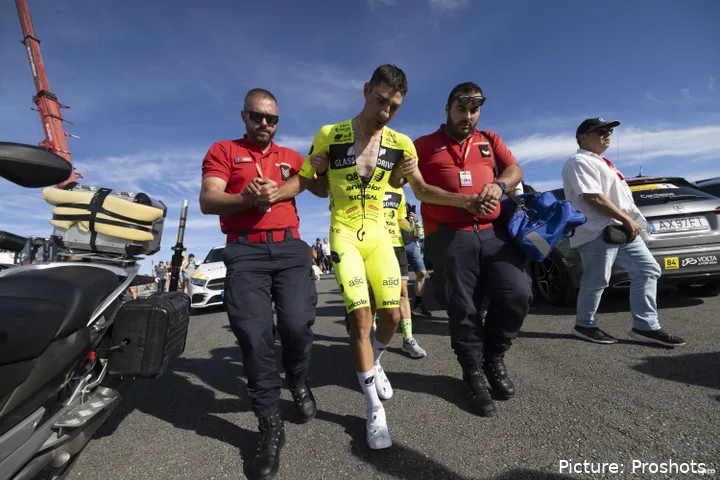 Mauricio Moreira amparado pelos bombeiros após a chegada ao Alto da Torre na Volta a Portugal, aqui com as cores da Glassdrive