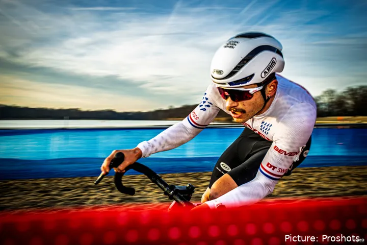 Cameron Mason racing in the sand with a cyclocross bike