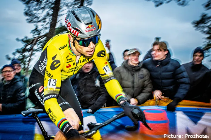 Wout van Aert da Visma em ação no ciclocrosse