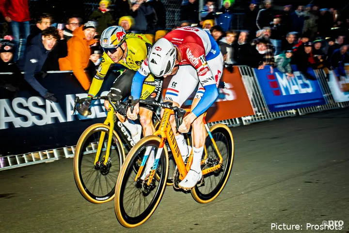 Tibor del Grosso beating Wout van Aert in the sprint for the 2025-2026 Heusden-Zolder cyclocross race