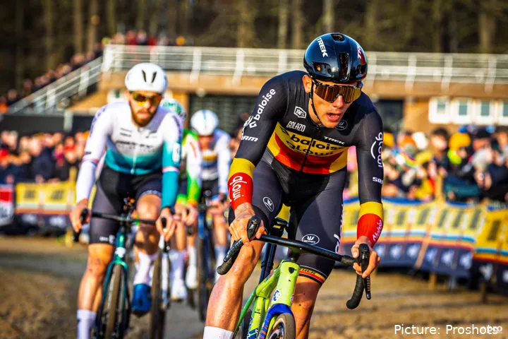 Thibau Nys racing in the sand during the 2025-2026 cyclocross season