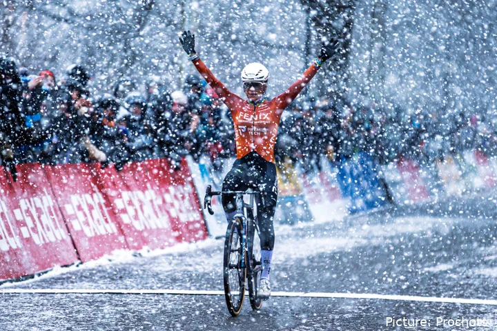 Ceylin del Carmen Alvarado winning the 2026 Exact Cross Mol under heavy snow