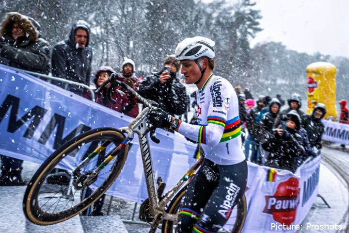 Mathieu van der Poel running with his cyclocross bike at the 2026 Exact Cross Mol
