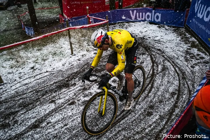 Wout van Aert da Visma numa curva com neve na Exact Cross Mol