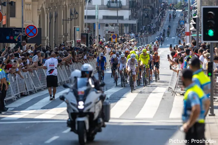 Volta a Portugal peloton during this year's final stage, in the city of Porto