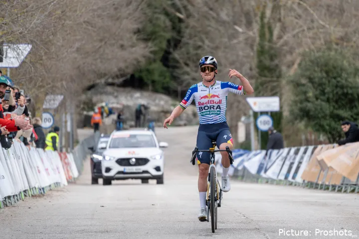 Remco Evenepoel jubelt über einen Sieg für Red Bull - BORA - hansgrohe