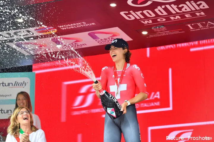 Marlen Reusser auf dem Podium nach einem Etappensieg beim Giro Donne 2025