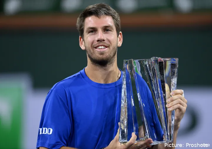 Cameron Norrie con su trofeo de ganador de Indian Wells tras su victoria en tres sets contra Nikoloz Basilashvili